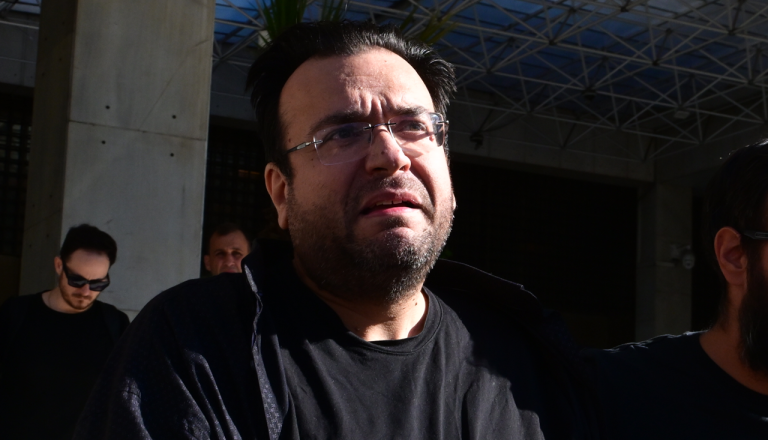 Στον ανακριτή ο Καμπούρης και η σύζυγός του για το κύκλωμα που εξαπατούσε τον ΕΦΚΑ – «Είμαι αθώος, είναι σκευωρία», είπε φεύγοντας από τη ΓΑΔΑ