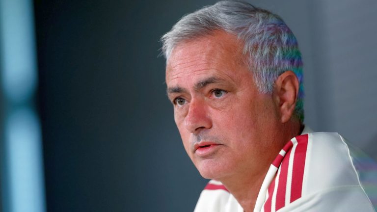 Μουρίνιο για τη διαιτησία στη LaLiga: «Κάτι μου μυρίζει περίεργα!»