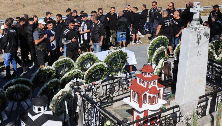 ΠΑΟΚ: Συγκίνηση στα Τέμπη στο ετήσιο μνημόσυνο για τα έξι «αετόπουλα»