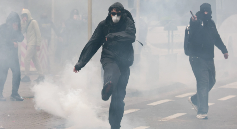 Νέες συμπλοκές ανάμεσα σε νεαρούς διαδηλωτές και αστυνομικούς στις Βρυξέλλες, τουλάχιστον 10 συλλήψεις