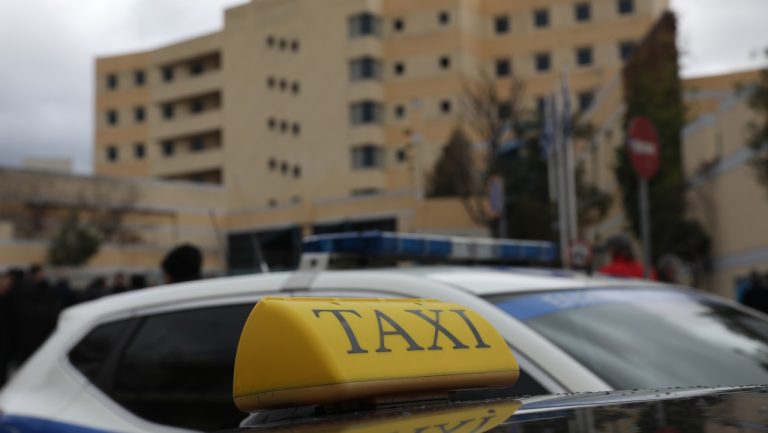 Άνδρας δάγκωσε οδηγό ταξί στη Νέα Ιωνία και της έκοψε το αυτί, στο νοσοκομείο η 54χρονη